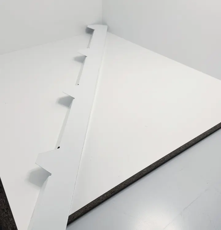 Panel çatı kenarına uygulanmış dişli beyaz trapez alın kapama sacı